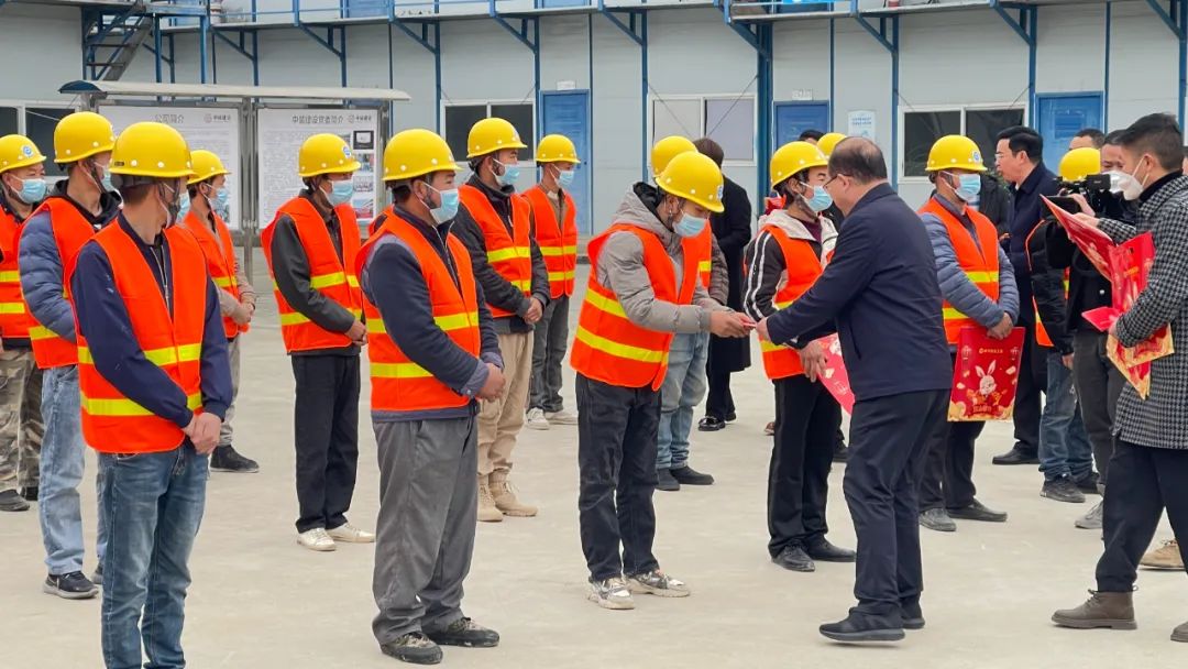 畢節(jié)市委副書記、七星關(guān)區(qū)委書記周舟赴中裝建設(shè)在建項(xiàng)目慰問